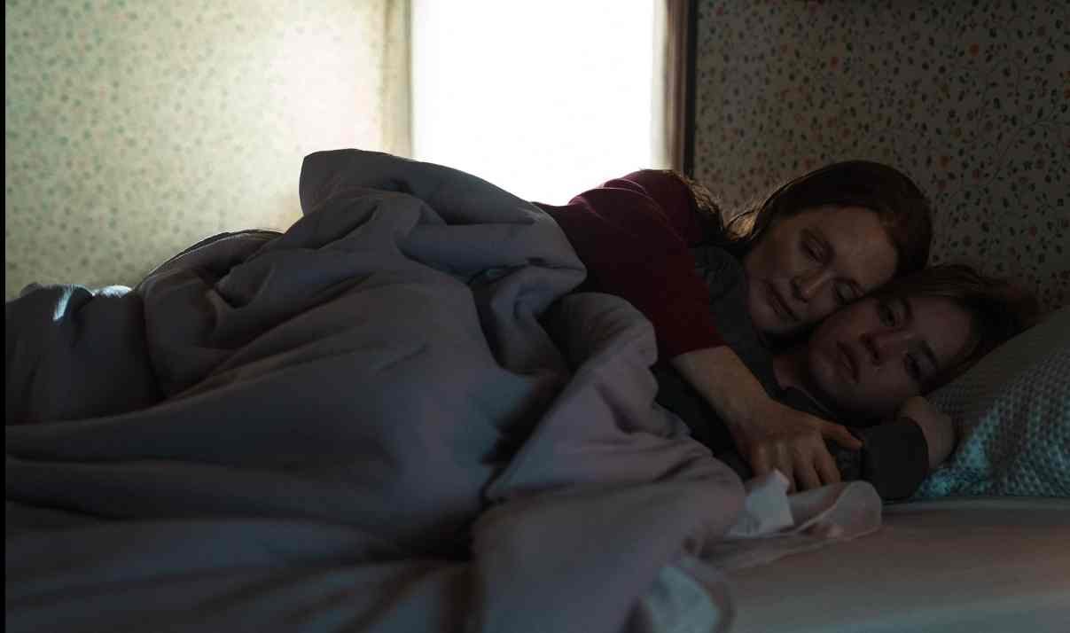 Julianne Moore and Sydney Sweeney in Echo Valley (2025)