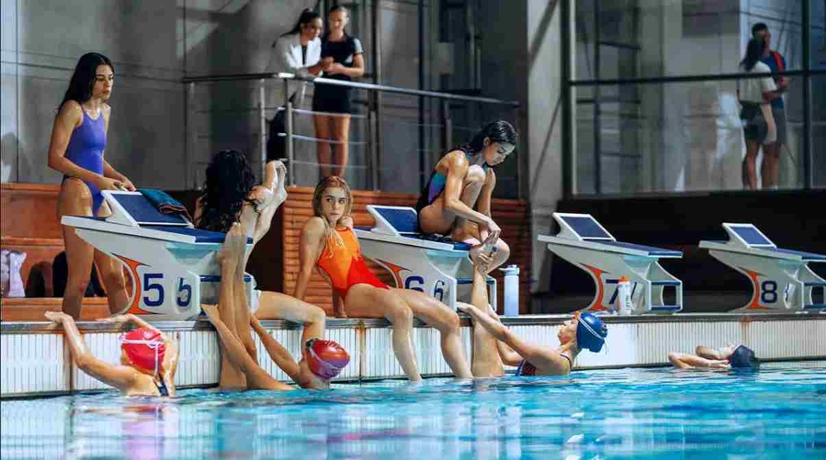 Netflix's sports drama series Olympo . Ramina Paiman as Laura Lorenzo, Laura Ubach as Clara “Peque” Casals, Clara Galle as Amaia Olaberria,