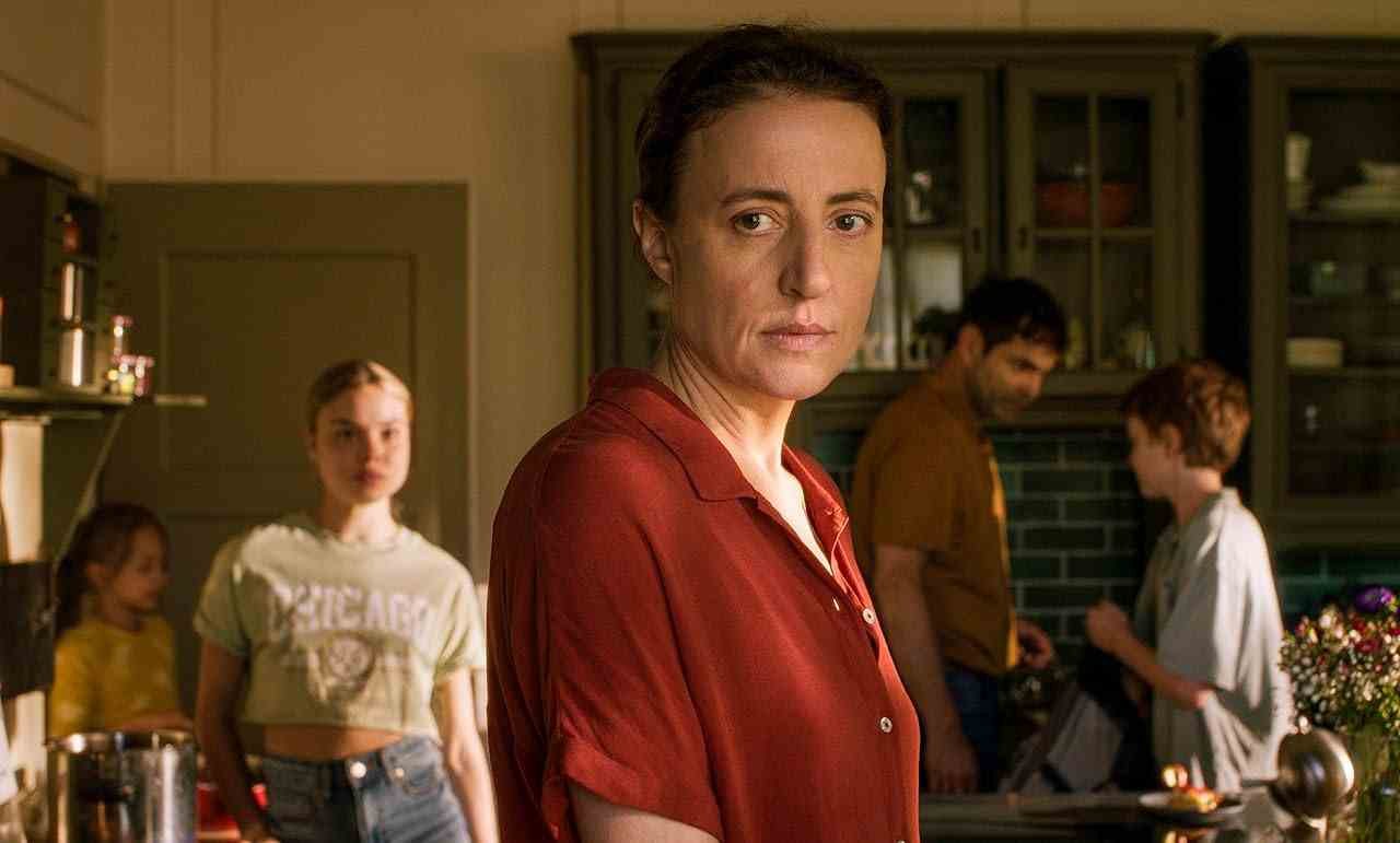 Maren Eggert, Luana Greco, Andreas Döhler, Ilja Bultmann, and Lea Zoë Voss in The Sparrow in the Chimney (2024)